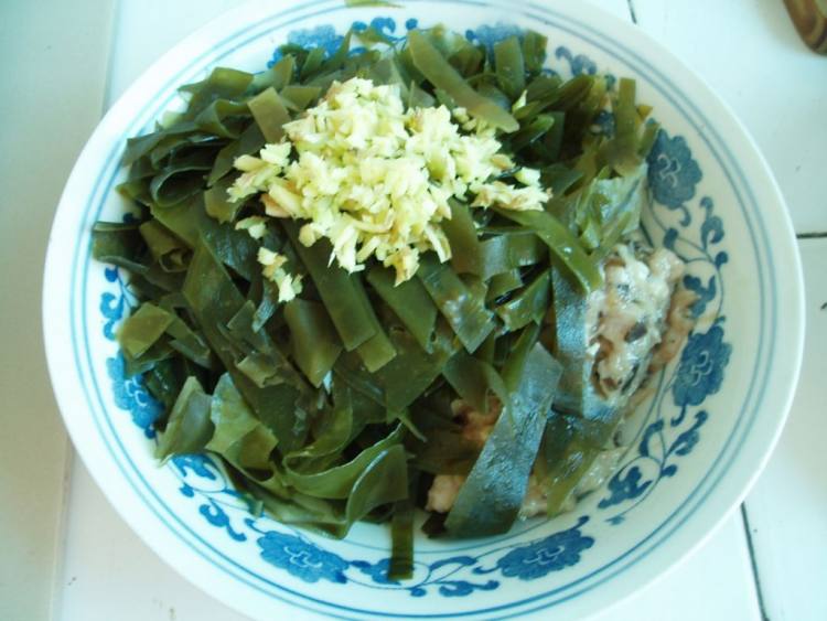 蒜香肉末海带步骤2