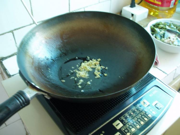 蒜香肉末海带步骤3