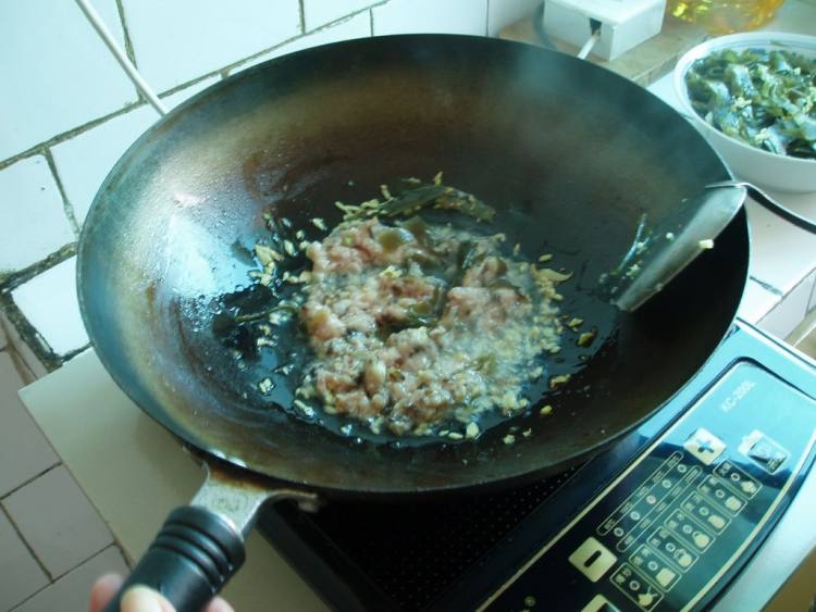 蒜香肉末海带步骤4