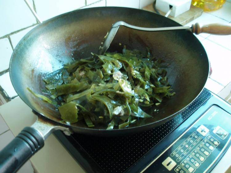 蒜香肉末海带步骤5