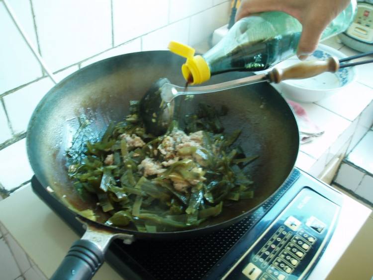 蒜香肉末海带步骤7