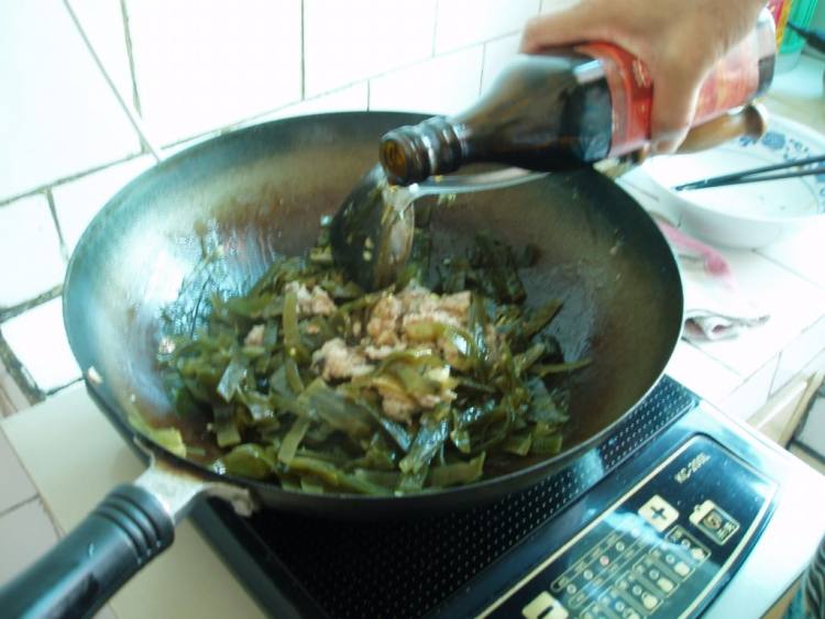 蒜香肉末海带步骤6