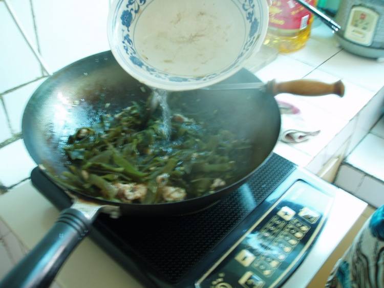 蒜香肉末海带步骤9
