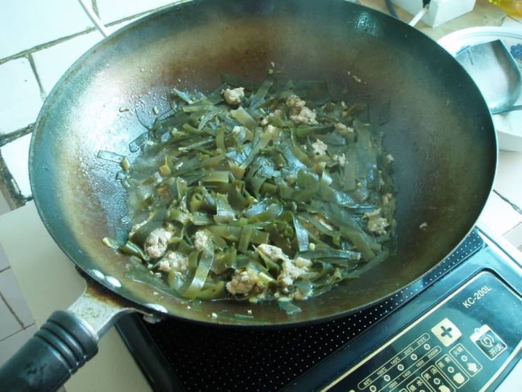 蒜香肉末海带步骤11