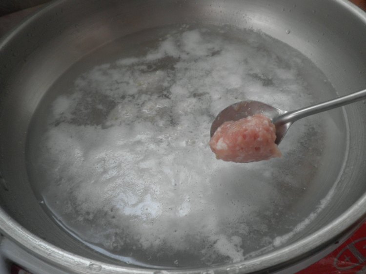 海带肉圆汤步骤3