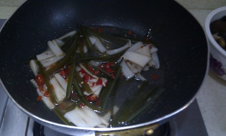 海带炒藕片步骤8