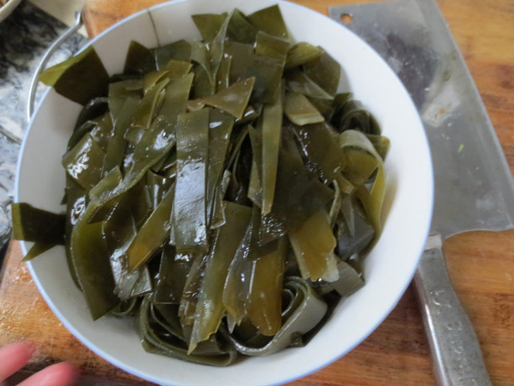 海带烩豌豆步骤2