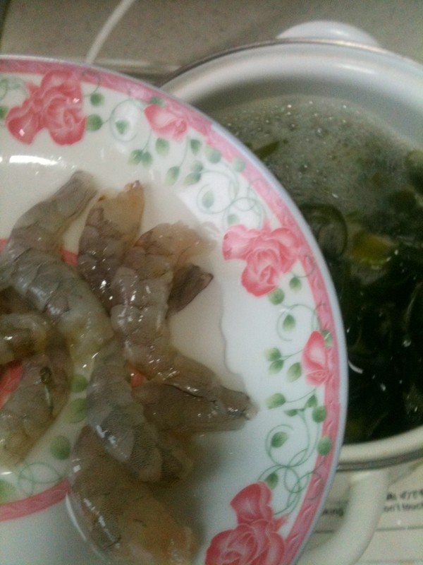 虾仁海带汤步骤4