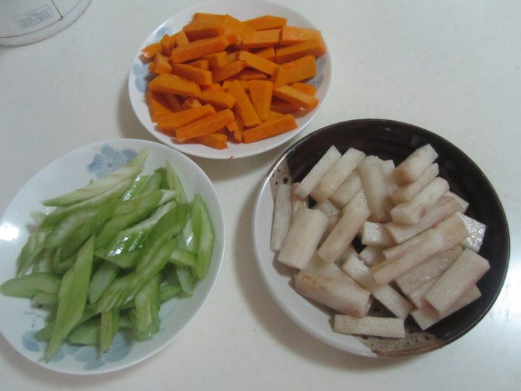 山药西芹炒南瓜步骤1