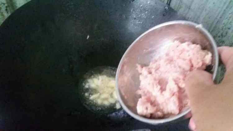 肉沫炒南瓜步骤3