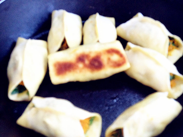 虾仁南瓜韭菜馅锅贴#步骤12