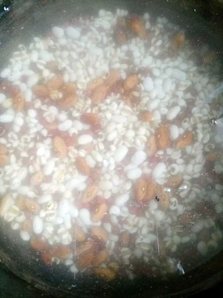 红豆南瓜梨子粥步骤2