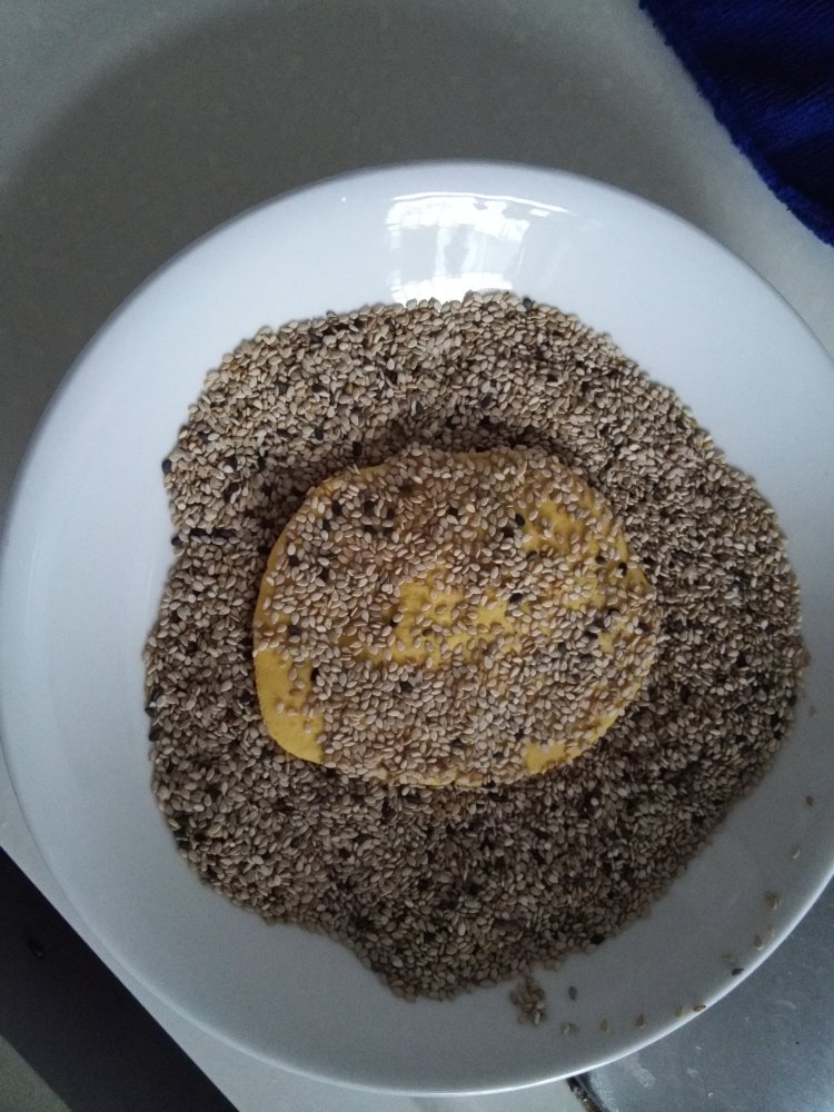 南瓜芝麻糯米饼步骤4