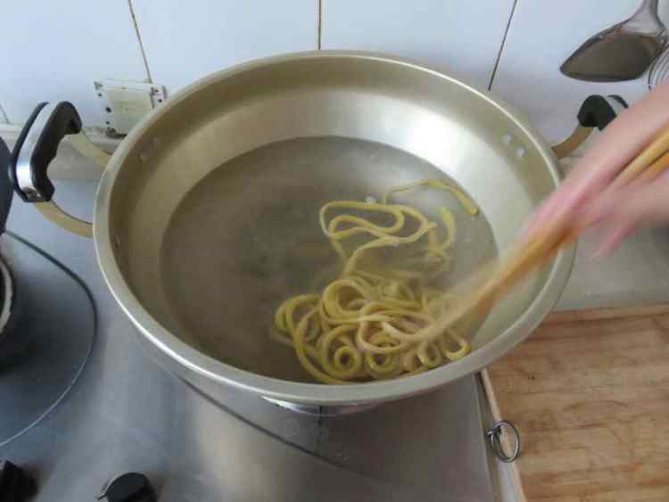 拉条子长寿面步骤11