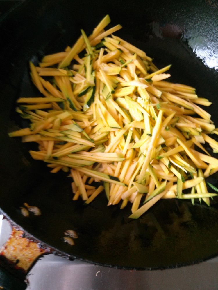 虾皮炒南瓜丝步骤2