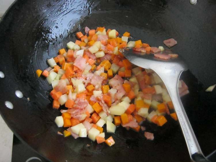 培根土豆煲仔饭步骤6