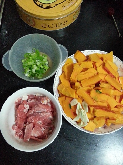 南瓜片炒肉步骤1