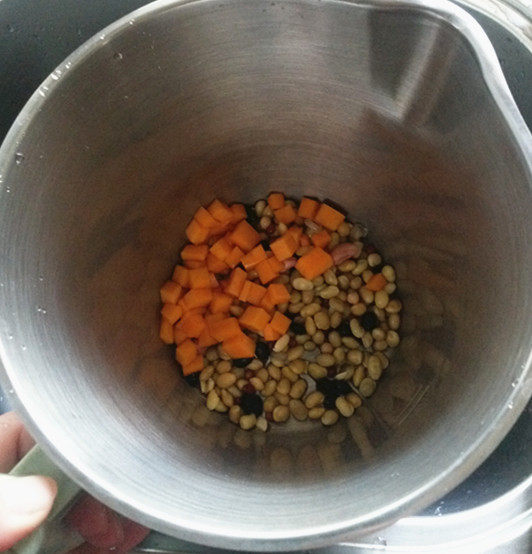 炼乳南瓜杂粮豆浆步骤5