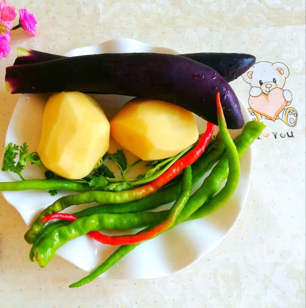 酱烧茄子土豆丁步骤1