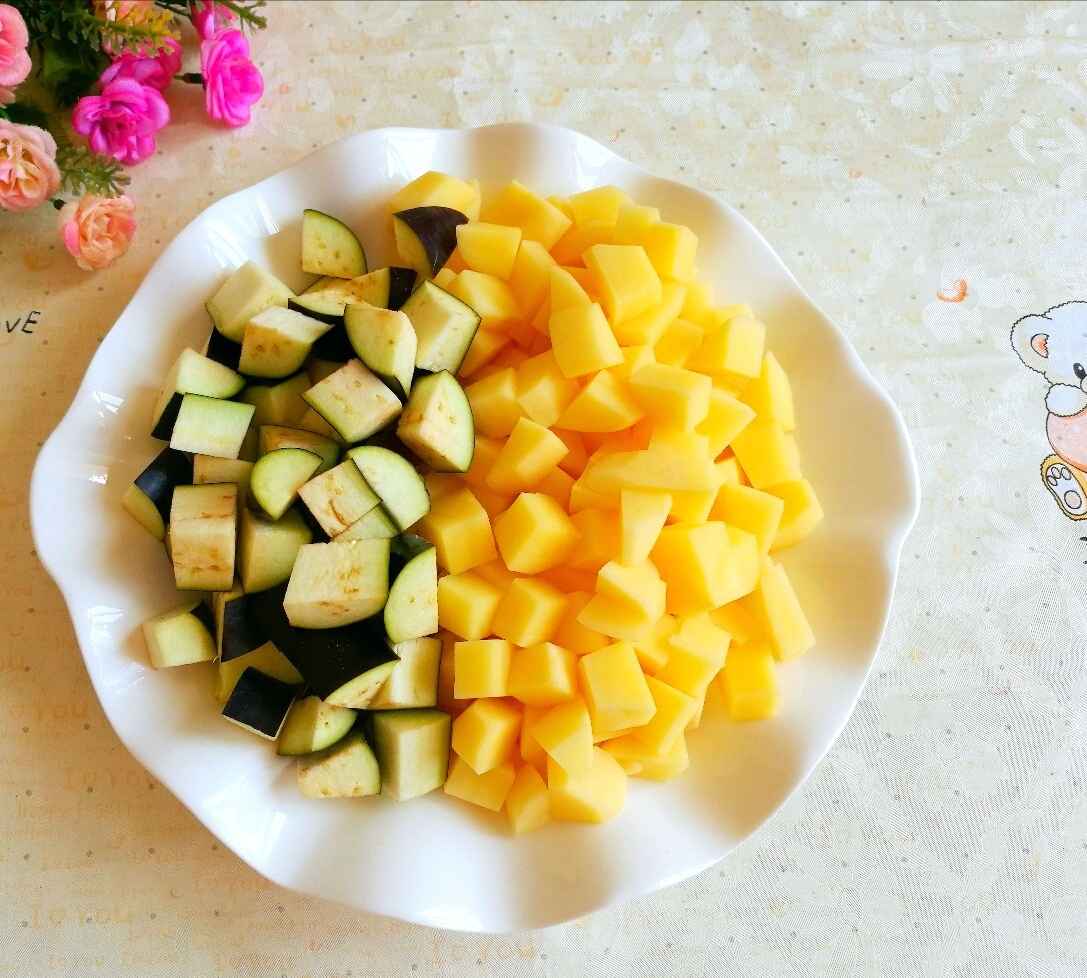 酱烧茄子土豆丁步骤2