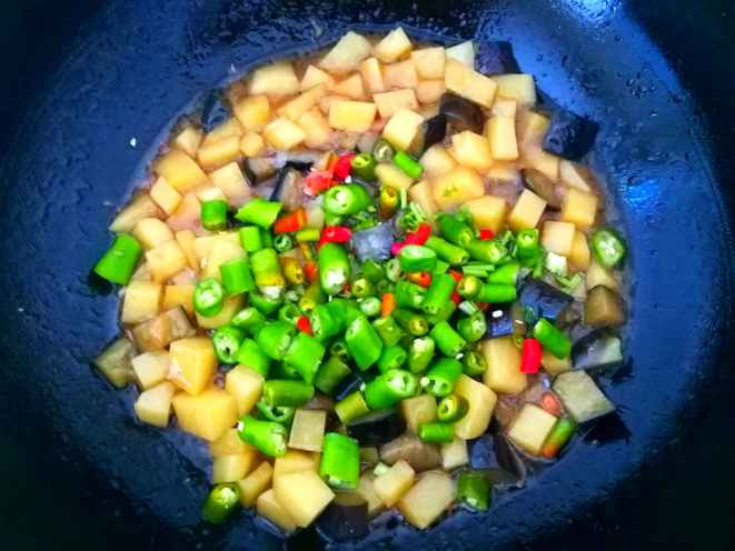 酱烧茄子土豆丁步骤8