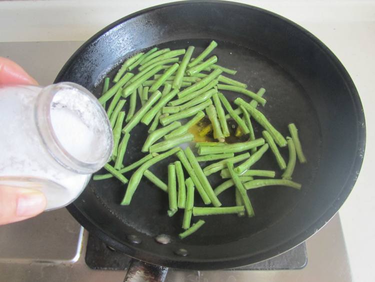 豆瓣茄子炒豆角步骤3