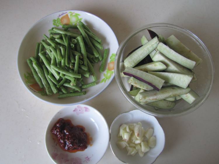 豆瓣茄子炒豆角步骤1