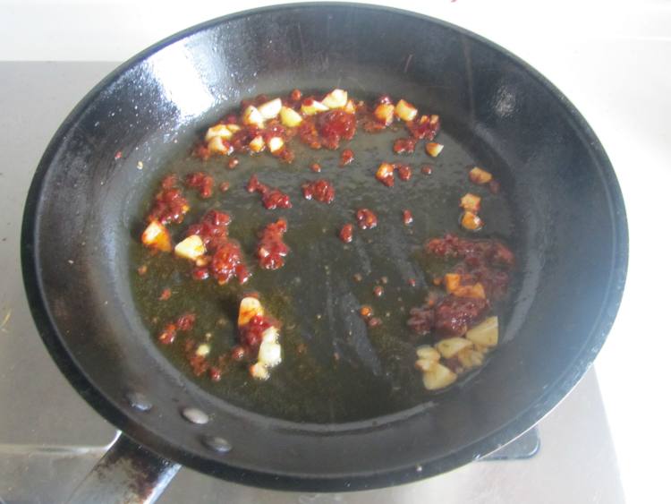 豆瓣茄子炒豆角步骤5
