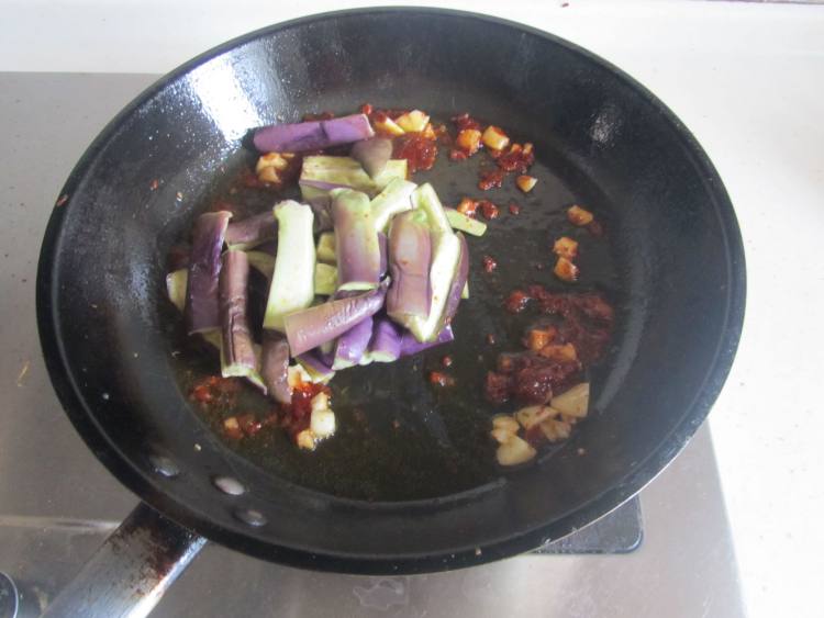 豆瓣茄子炒豆角步骤6