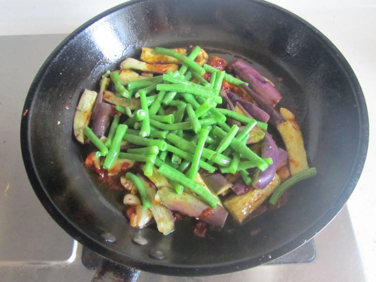 豆瓣茄子炒豆角步骤7