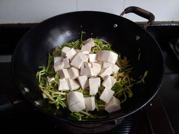 蛤蜊豆腐煮茄丝步骤6