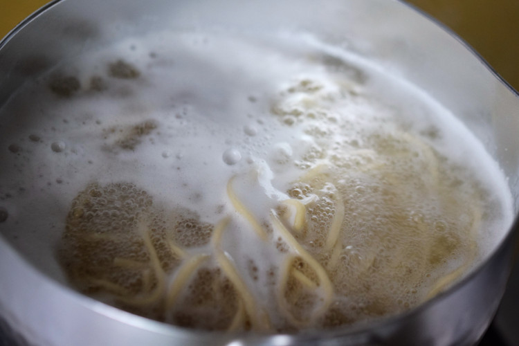 茄子墨鱼豆打卤面步骤3