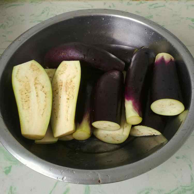 酥子叶味酱茄子步骤1