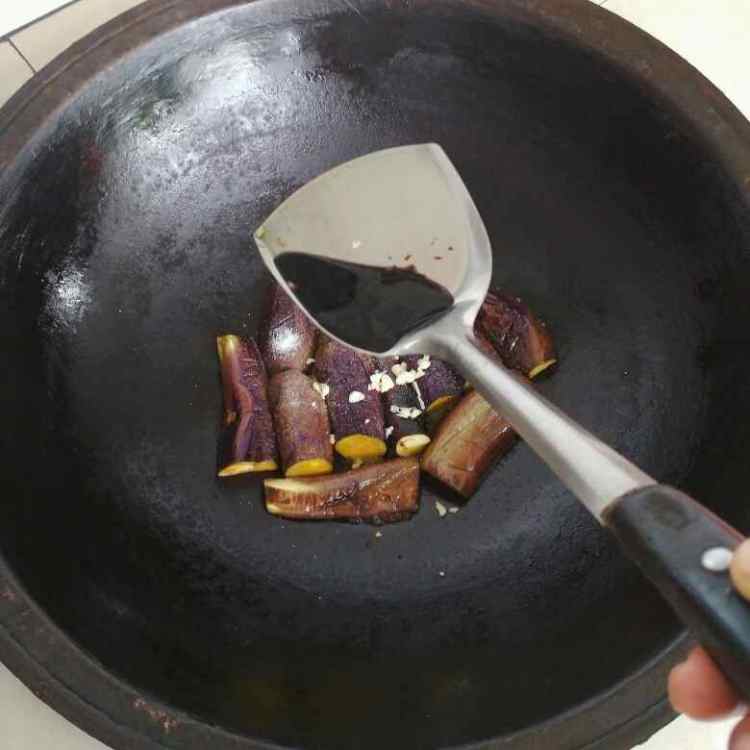 酥子叶味酱茄子步骤7