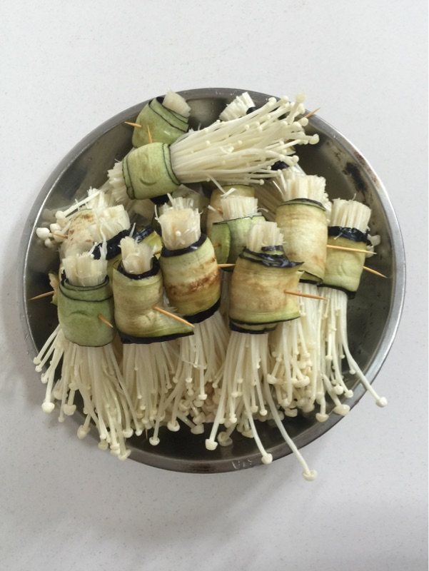 香辣茄子金针菇卷步骤6