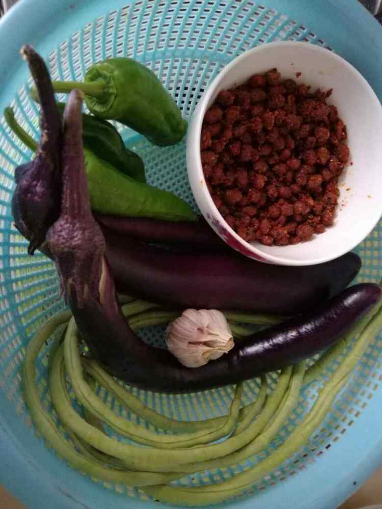 豆豉炒茄子豇豆步骤1