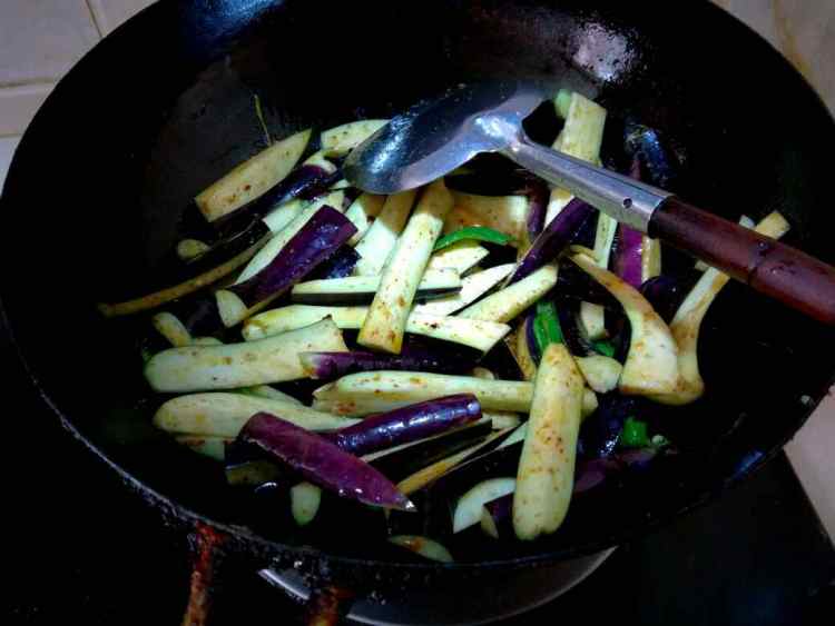 豆豉炒茄子豇豆步骤5