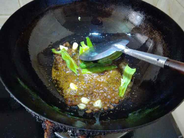 豆豉炒茄子豇豆步骤4
