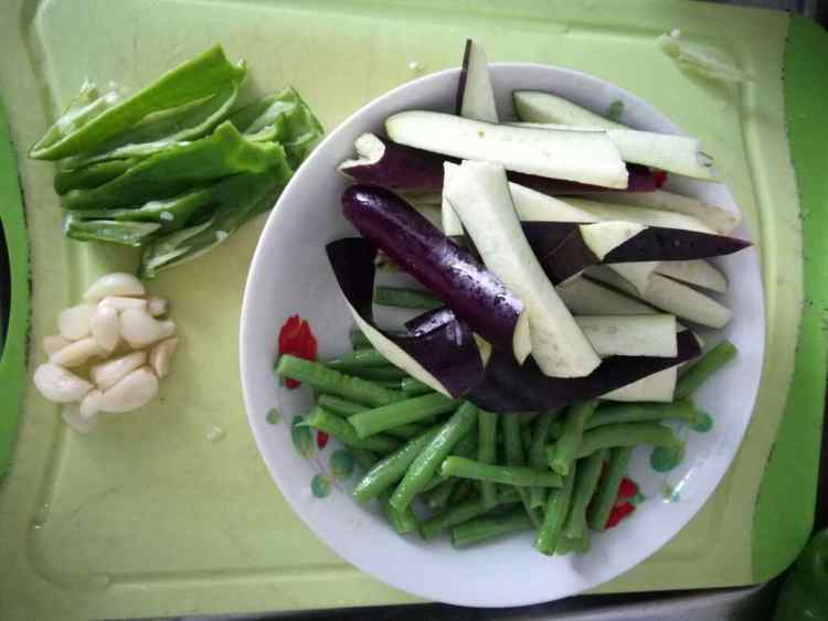 豆豉炒茄子豇豆步骤3