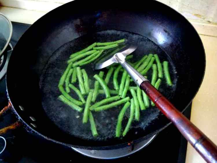 豆豉炒茄子豇豆步骤2
