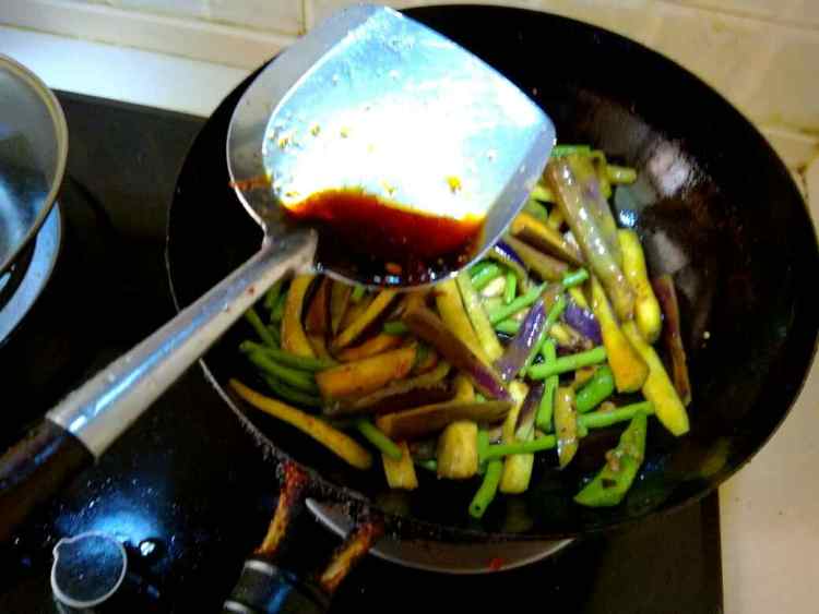 豆豉炒茄子豇豆步骤7