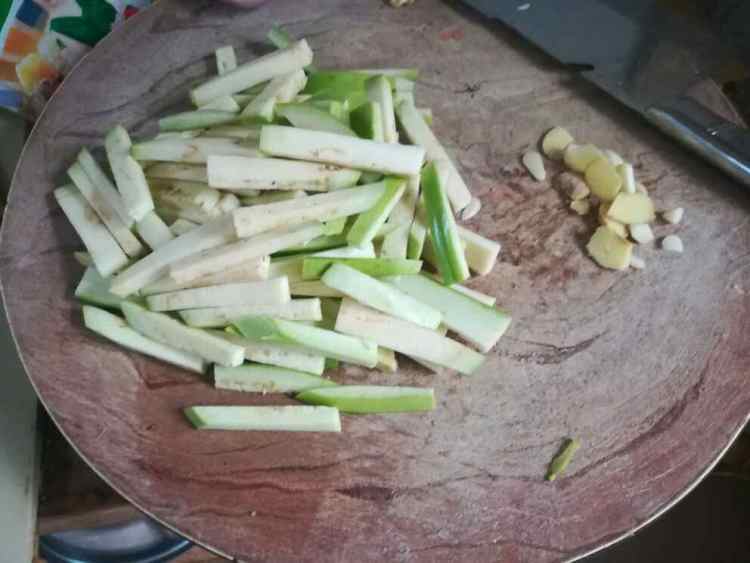 蚝油茄子条步骤2