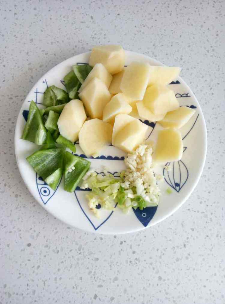 烧绿茄子步骤1