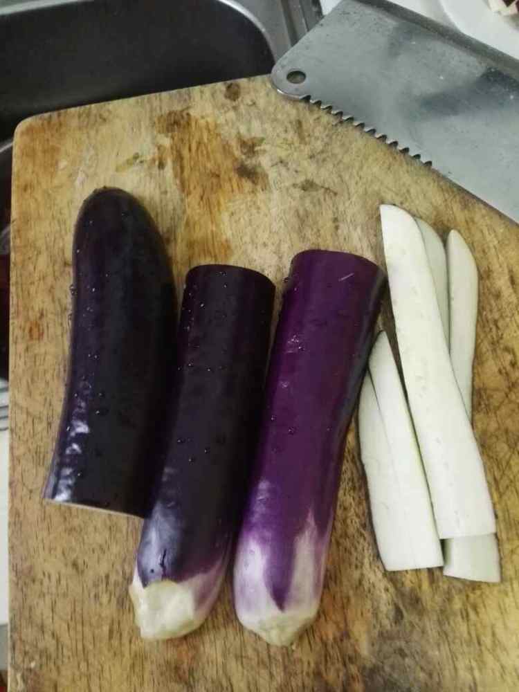 香辣脆鳝拼茄子步骤1