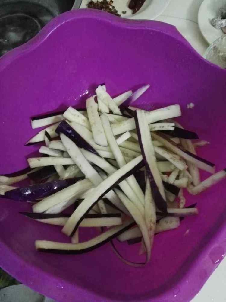 香辣脆鳝拼茄子步骤3