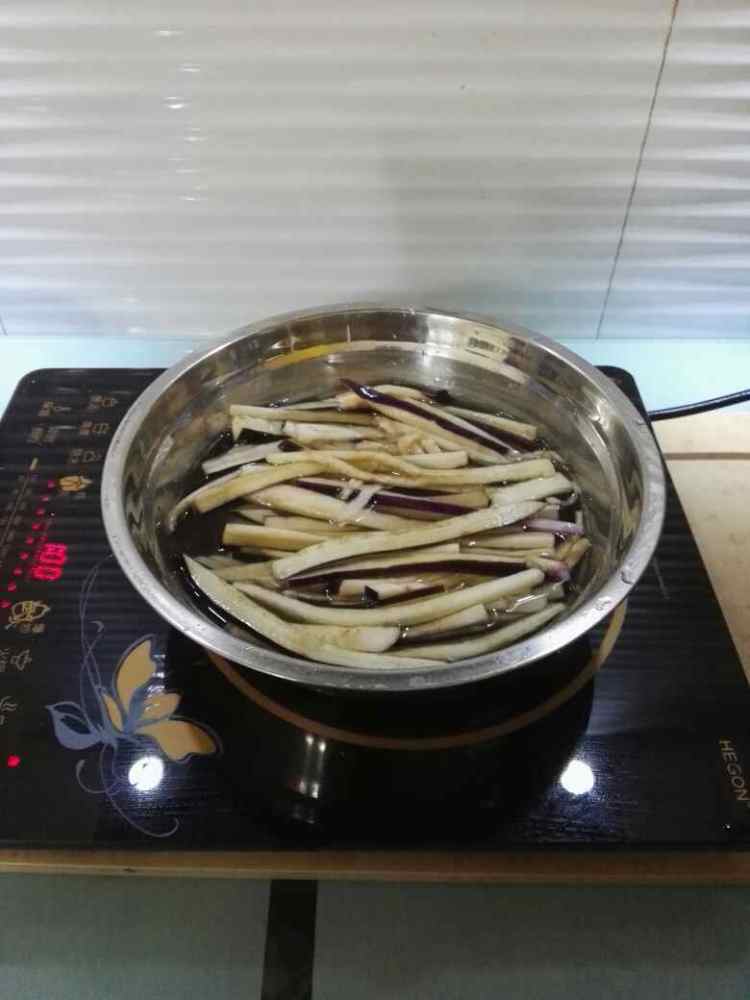 香辣脆鳝拼茄子步骤9