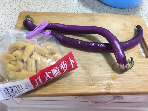 萝卜炒茄子步骤1