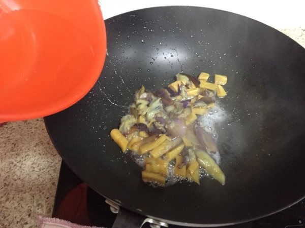 萝卜炒茄子步骤8