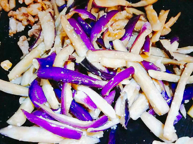 榨菜肉丝煎茄子步骤5