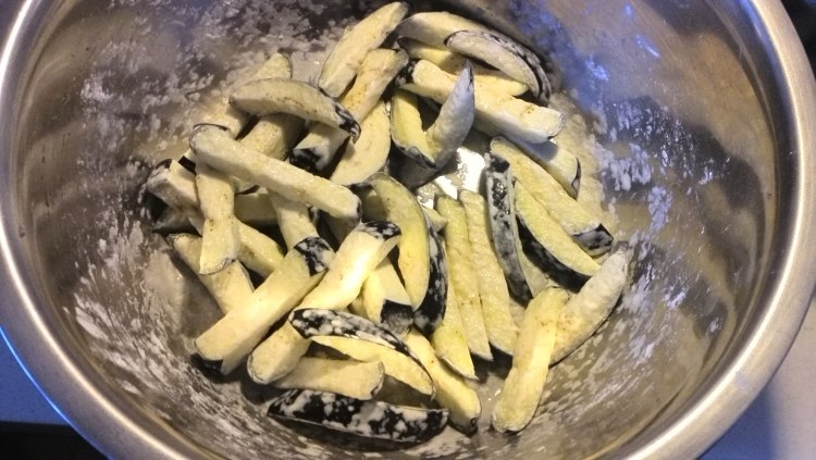 剁椒茄子煲仔饭步骤2
